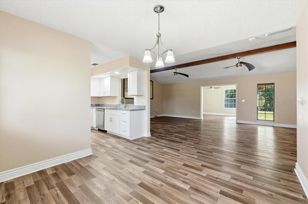 На продажу: $384,999 (3 спален, 2 ванн, 2077 Квадратных фут)