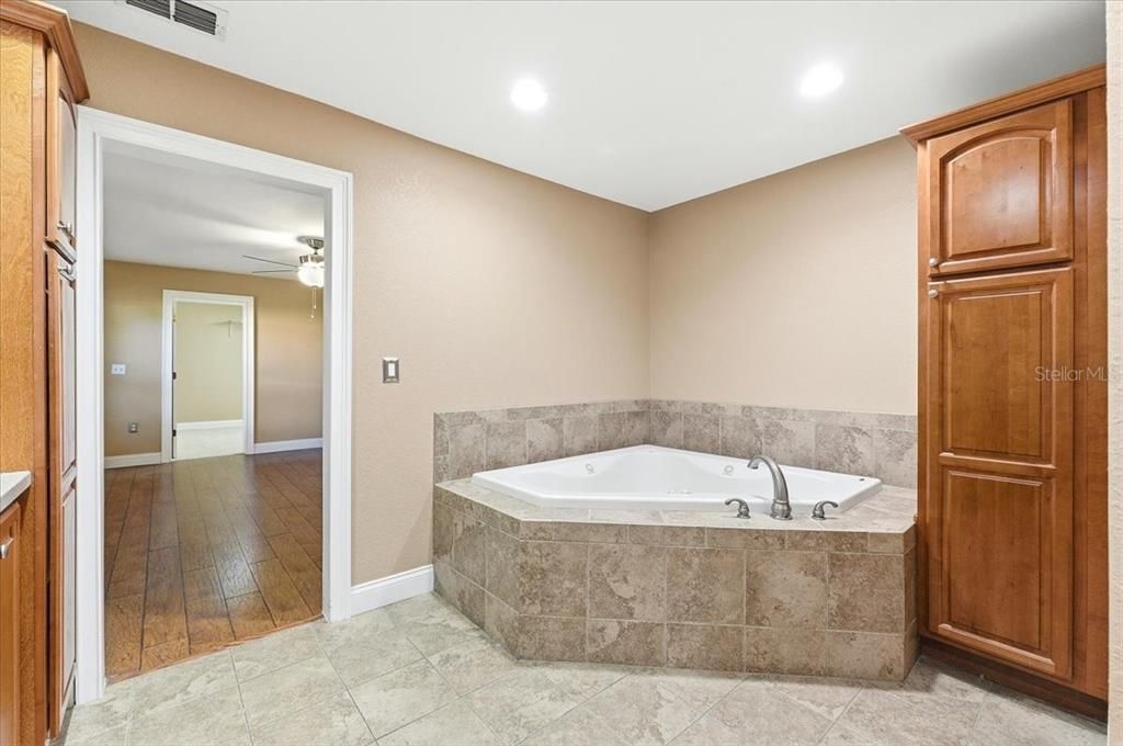 На продажу: $384,999 (3 спален, 2 ванн, 2077 Квадратных фут)