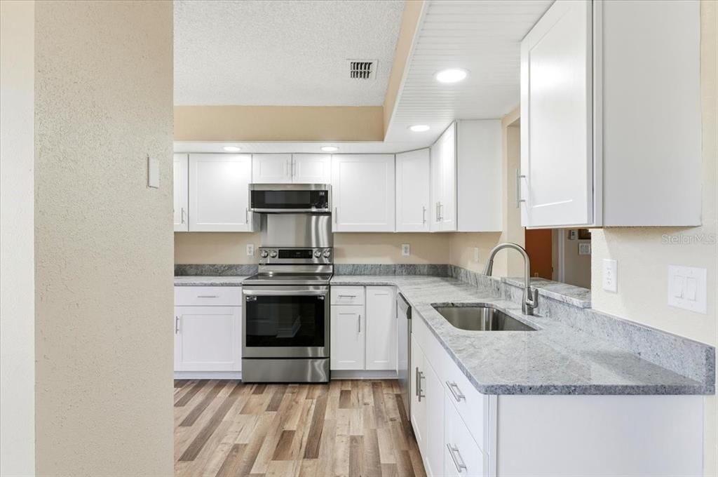 На продажу: $384,999 (3 спален, 2 ванн, 2077 Квадратных фут)