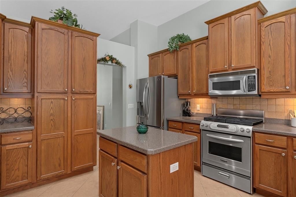 Под контрактом: $550,000 (3 спален, 3 ванн, 2596 Квадратных фут)