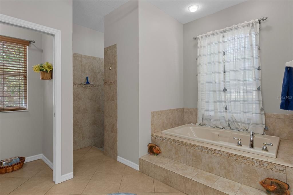 Под контрактом: $550,000 (3 спален, 3 ванн, 2596 Квадратных фут)