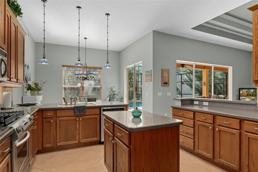 Под контрактом: $550,000 (3 спален, 3 ванн, 2596 Квадратных фут)