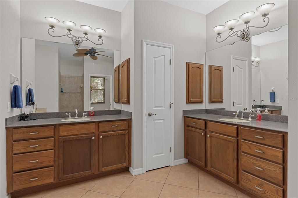 Под контрактом: $550,000 (3 спален, 3 ванн, 2596 Квадратных фут)