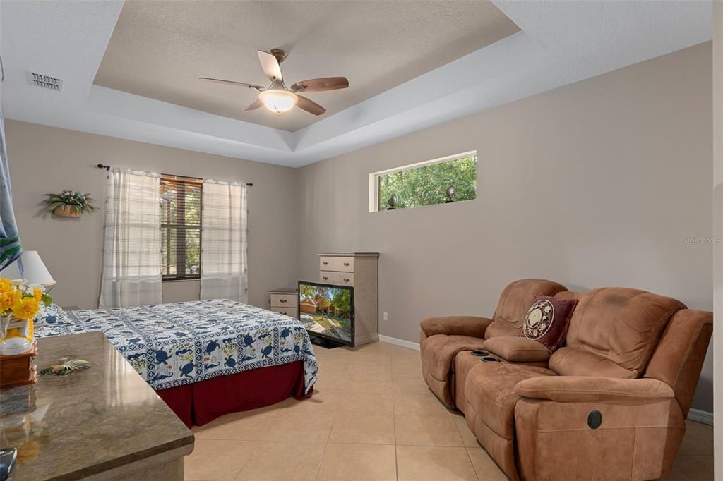 Под контрактом: $550,000 (3 спален, 3 ванн, 2596 Квадратных фут)