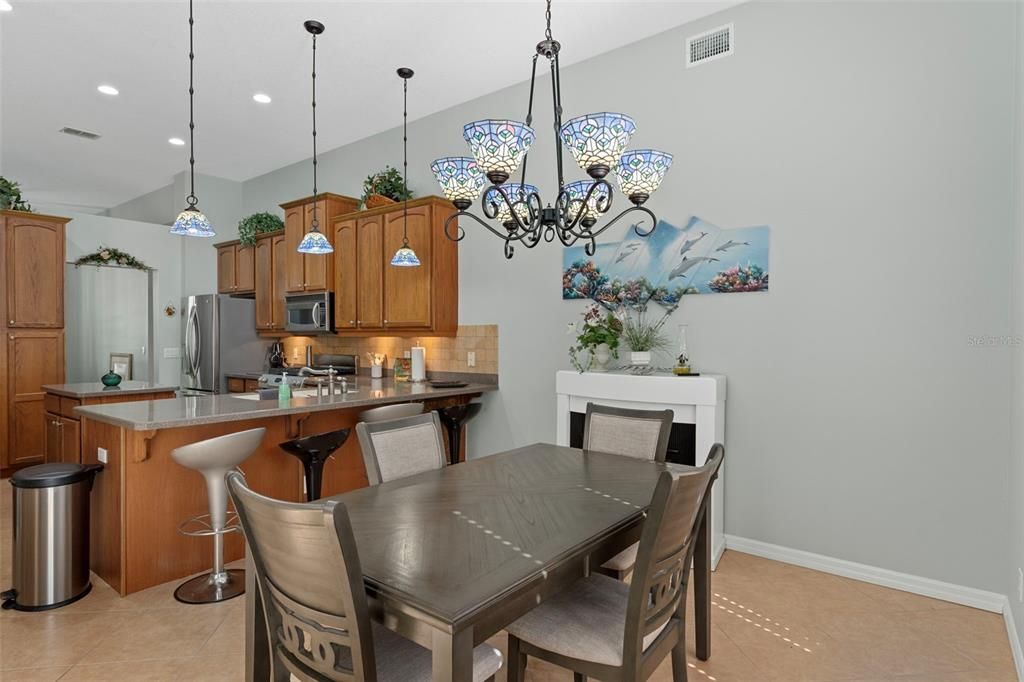 Под контрактом: $550,000 (3 спален, 3 ванн, 2596 Квадратных фут)