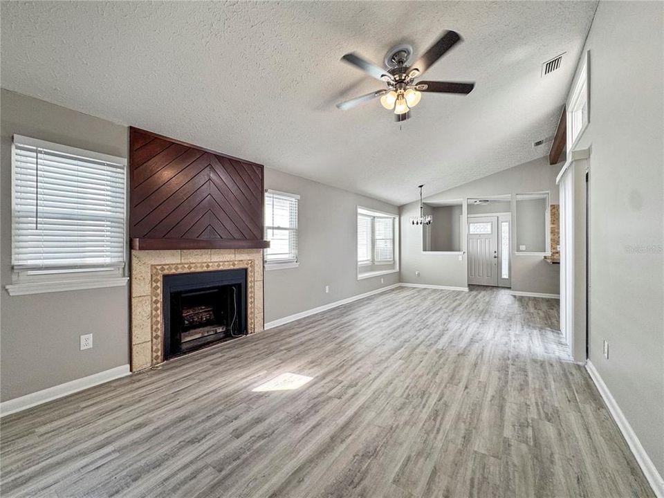 出租: $1,830 (3 贝兹, 2 浴室, 1157 平方英尺)