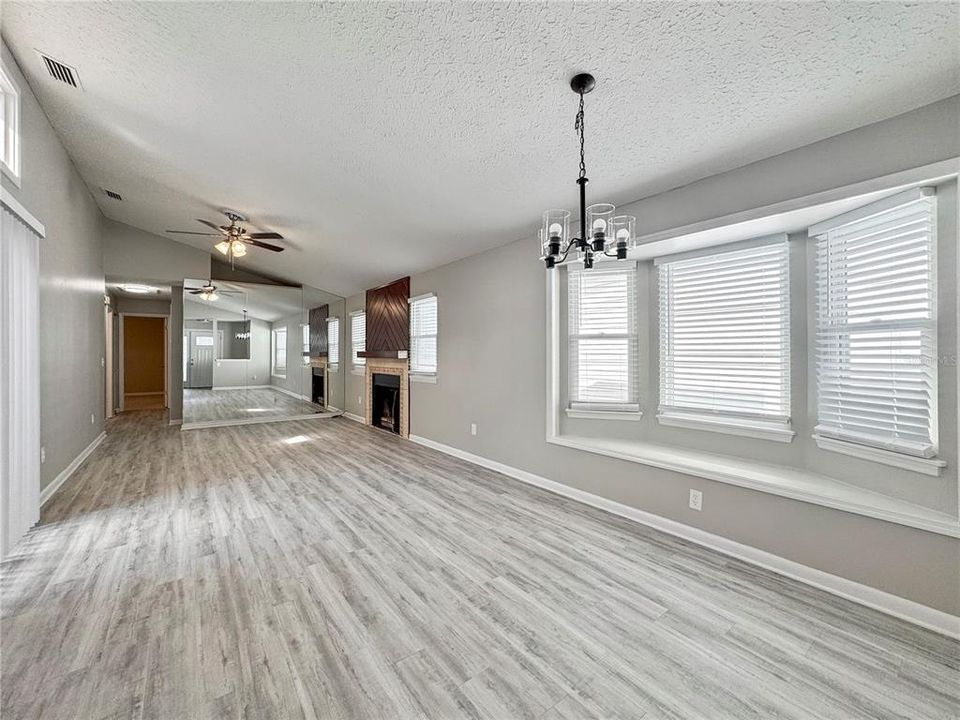 出租: $1,830 (3 贝兹, 2 浴室, 1157 平方英尺)