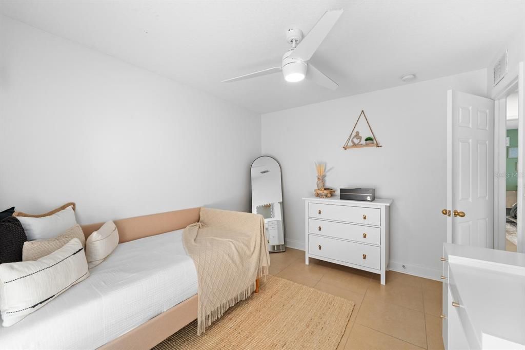 Active With Contract: $3,000 (3 beds, 2 baths, 1350 Square Feet)