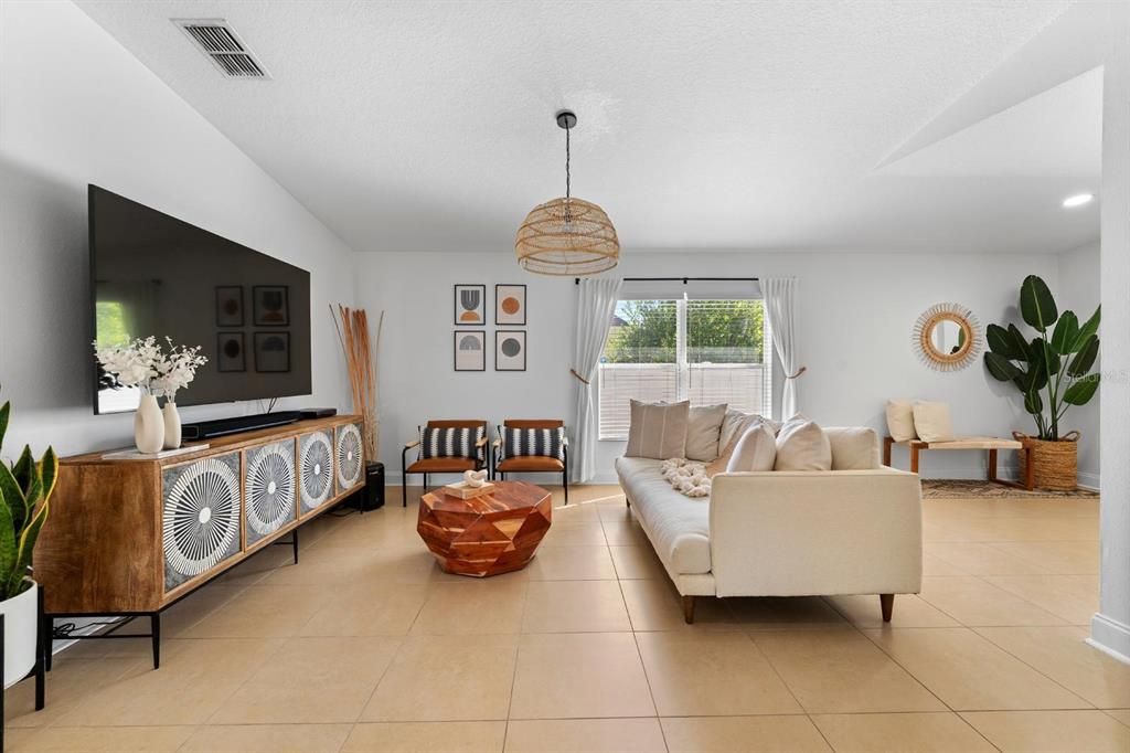 Active With Contract: $3,000 (3 beds, 2 baths, 1350 Square Feet)