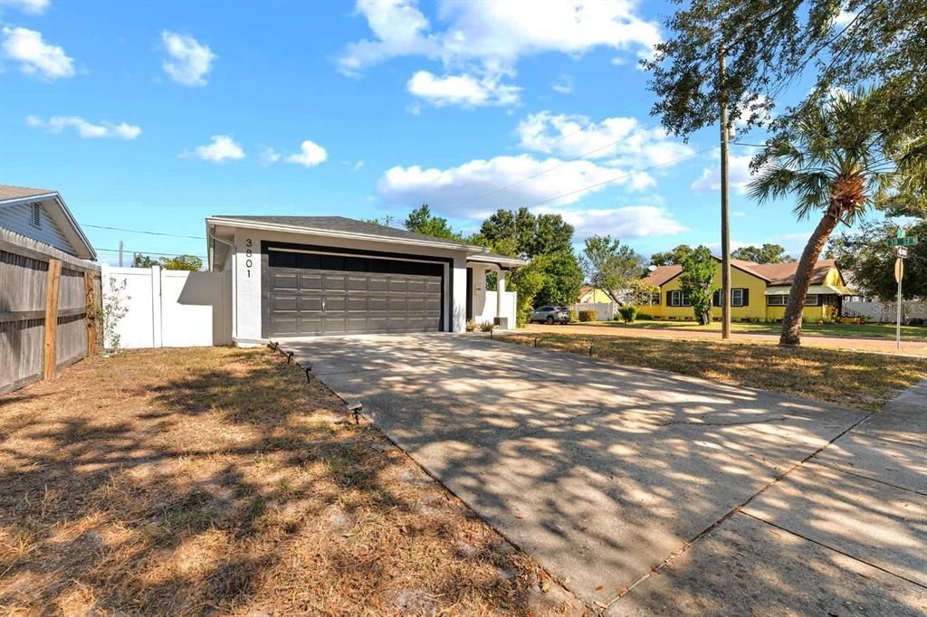 Active With Contract: $3,000 (3 beds, 2 baths, 1350 Square Feet)