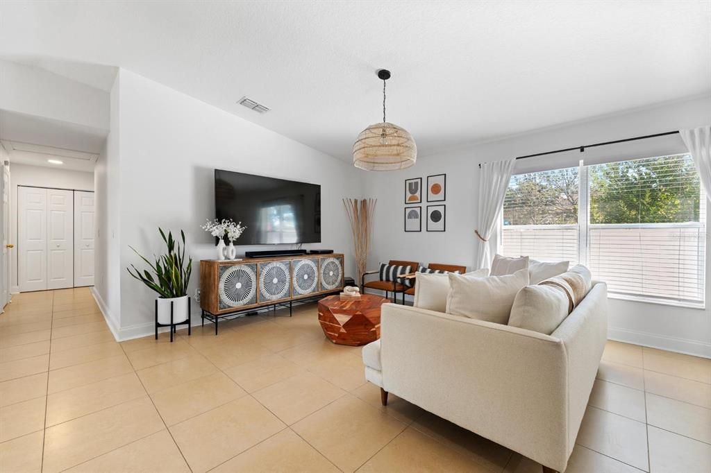 Active With Contract: $3,000 (3 beds, 2 baths, 1350 Square Feet)