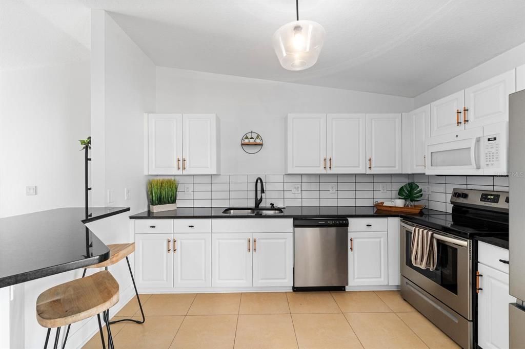 Active With Contract: $3,000 (3 beds, 2 baths, 1350 Square Feet)