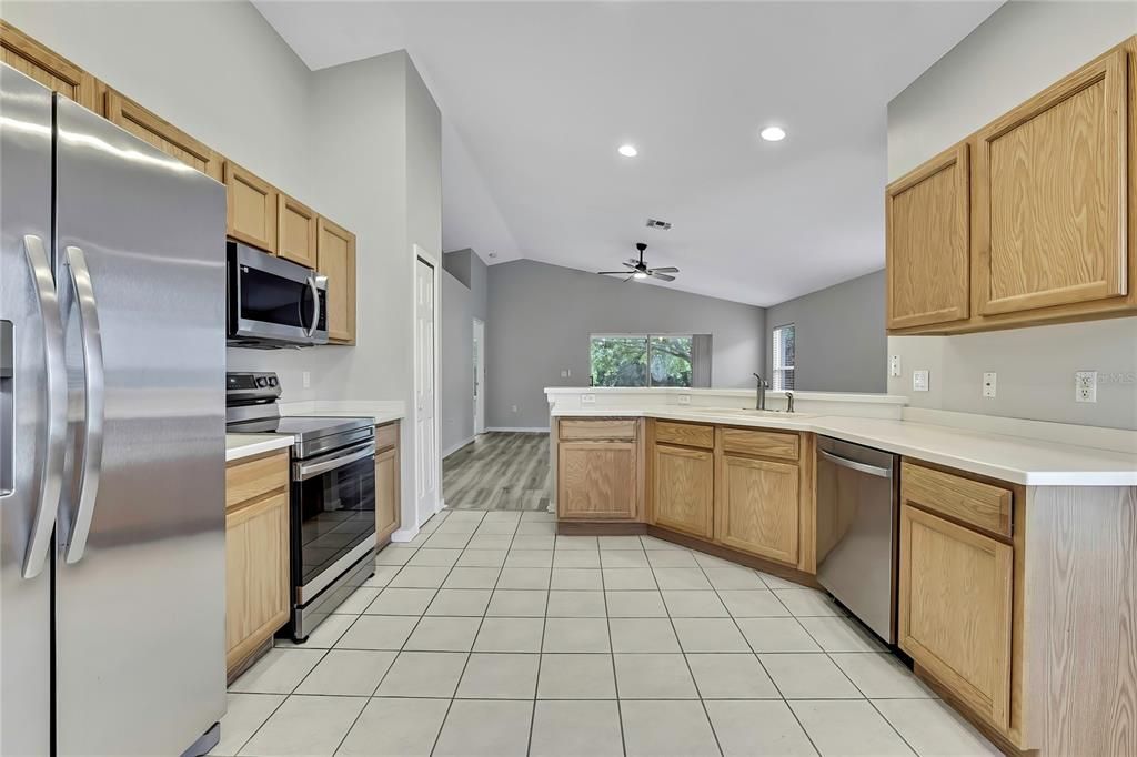 For Sale: $239,900 (2 beds, 2 baths, 1260 Square Feet)