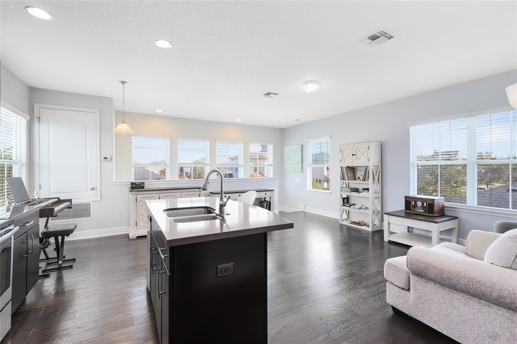 На продажу: $1,125,000 (5 спален, 4 ванн, 3300 Квадратных фут)