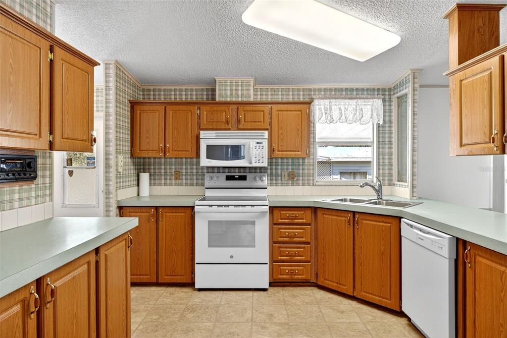 For Sale: $179,900 (3 beds, 2 baths, 1404 Square Feet)