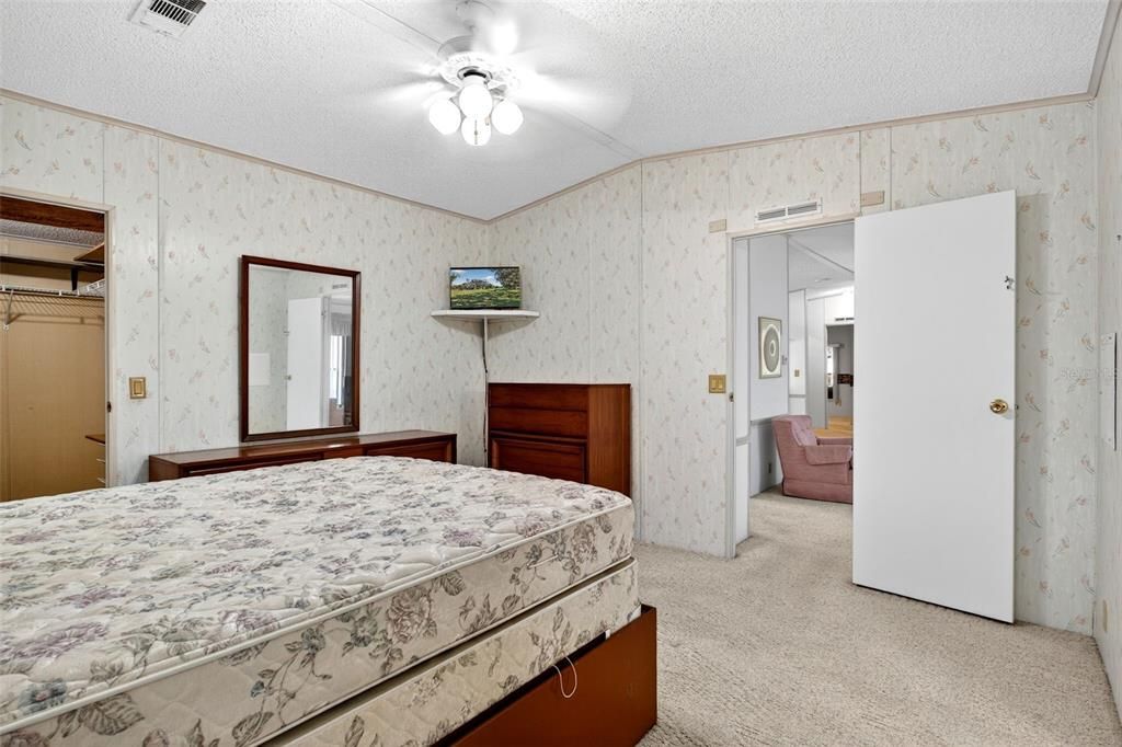 For Sale: $179,900 (3 beds, 2 baths, 1404 Square Feet)