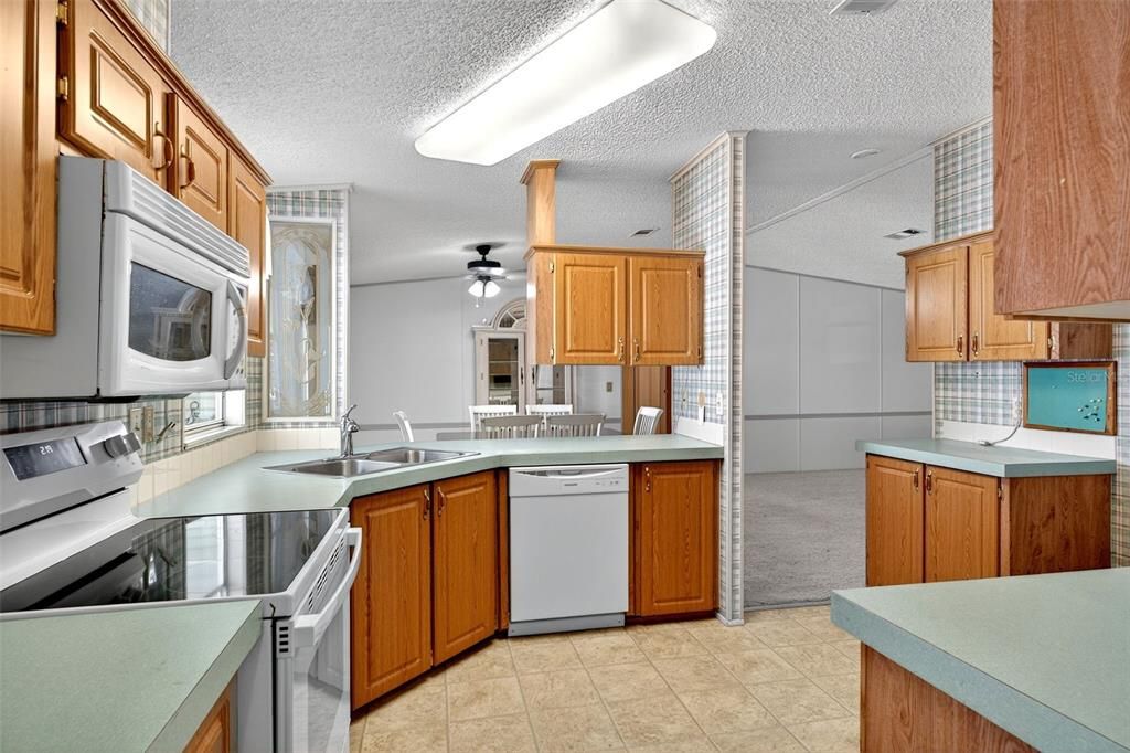 For Sale: $179,900 (3 beds, 2 baths, 1404 Square Feet)