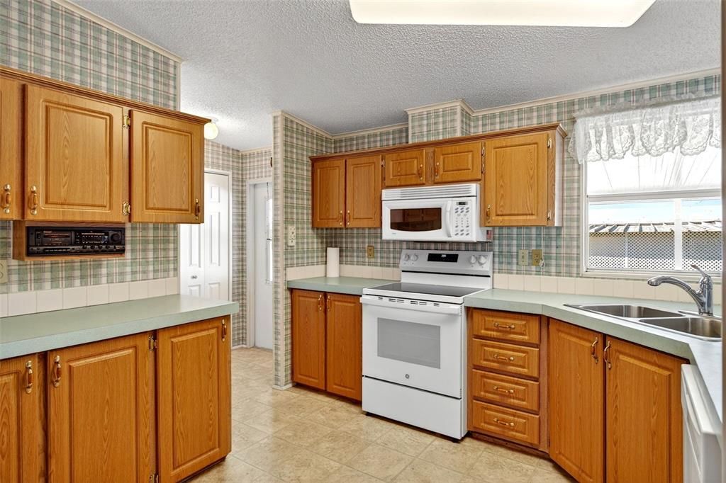 For Sale: $179,900 (3 beds, 2 baths, 1404 Square Feet)