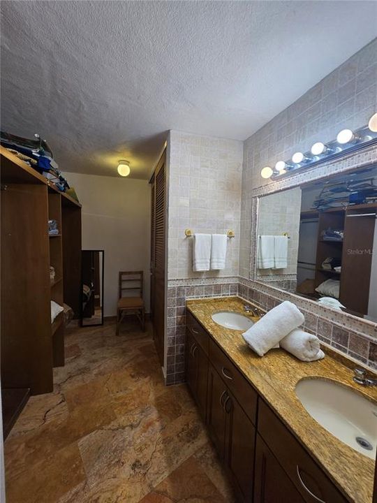 出租: $4,000 (2 贝兹, 3 浴室, 2088 平方英尺)