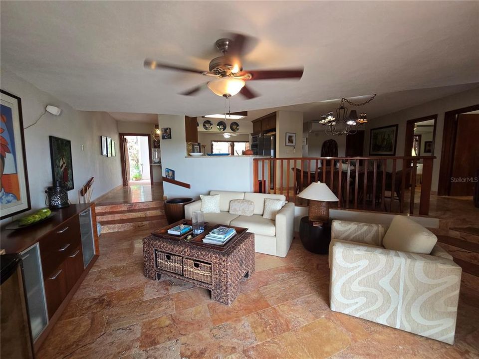 出租: $4,000 (2 贝兹, 3 浴室, 2088 平方英尺)