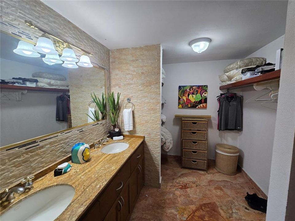 出租: $4,000 (2 贝兹, 3 浴室, 2088 平方英尺)