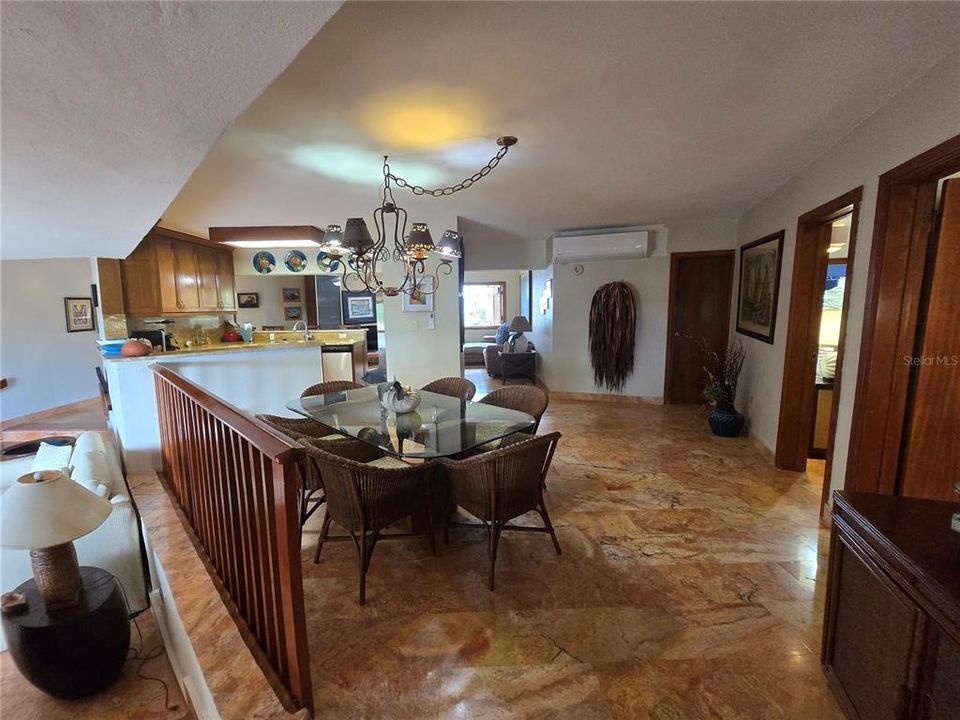 出租: $4,000 (2 贝兹, 3 浴室, 2088 平方英尺)