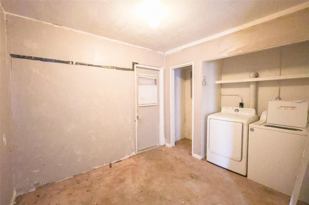 Active With Contract: $270,000 (2 beds, 1 baths, 804 Square Feet)