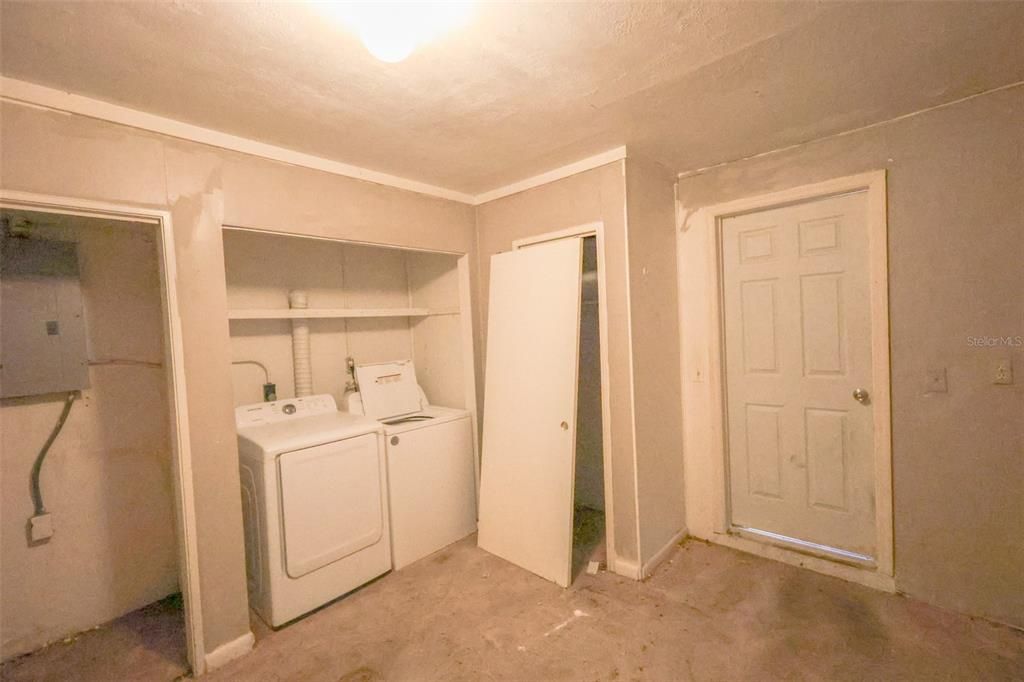 Active With Contract: $270,000 (2 beds, 1 baths, 804 Square Feet)