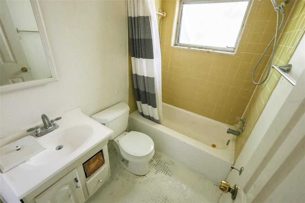 Active With Contract: $270,000 (2 beds, 1 baths, 804 Square Feet)