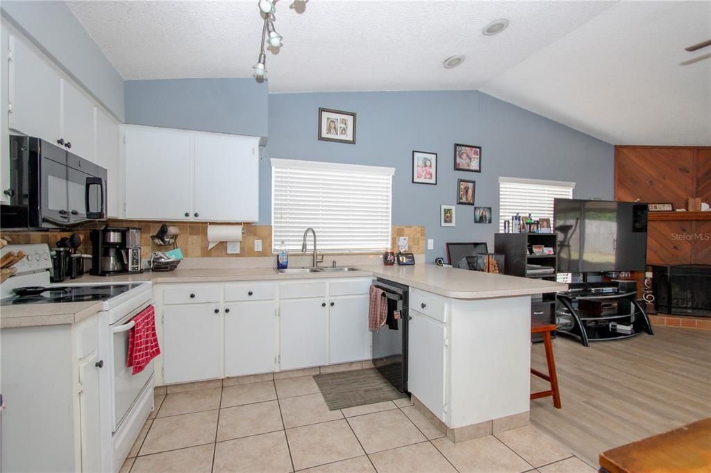 Под контрактом: $300,000 (3 спален, 2 ванн, 1168 Квадратных фут)