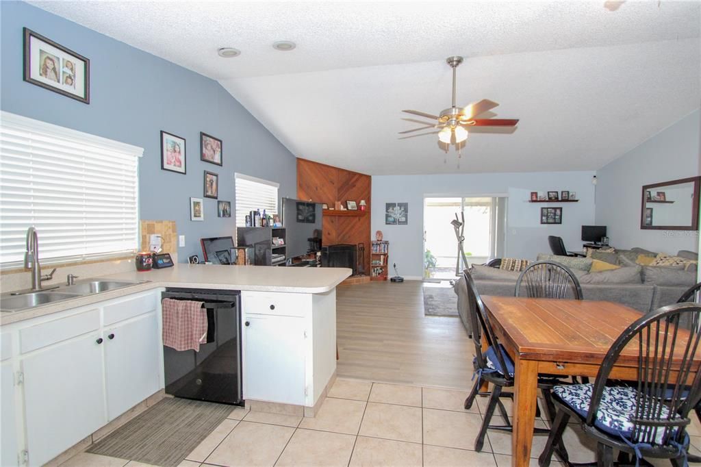 Под контрактом: $300,000 (3 спален, 2 ванн, 1168 Квадратных фут)