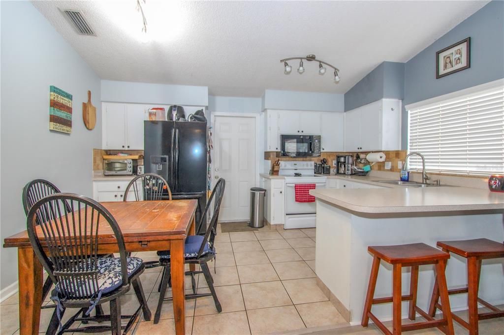 Под контрактом: $300,000 (3 спален, 2 ванн, 1168 Квадратных фут)