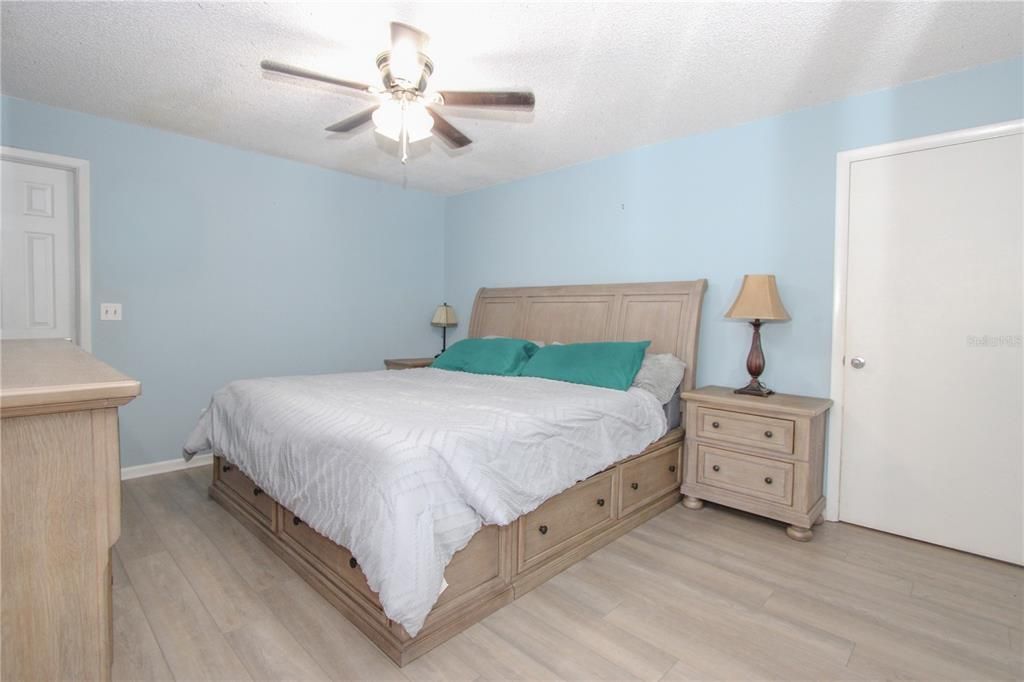 Под контрактом: $300,000 (3 спален, 2 ванн, 1168 Квадратных фут)