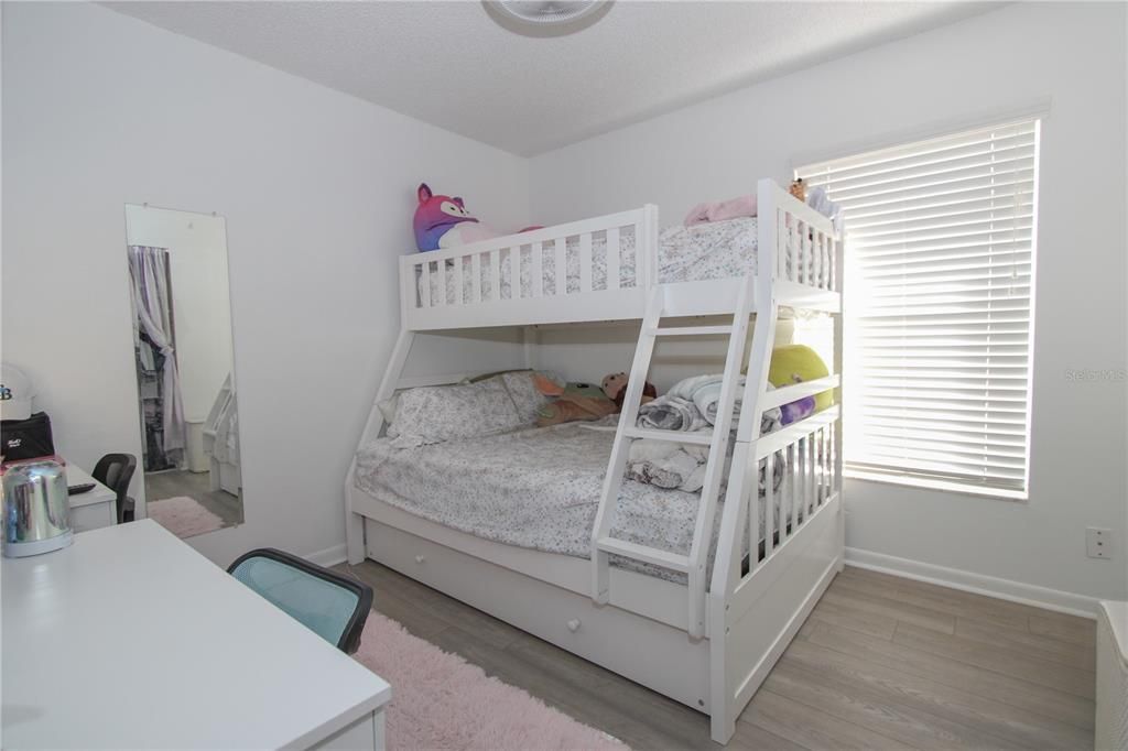 Под контрактом: $300,000 (3 спален, 2 ванн, 1168 Квадратных фут)