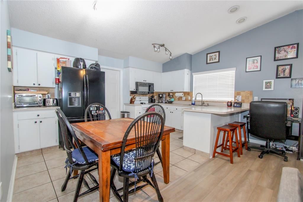 Под контрактом: $300,000 (3 спален, 2 ванн, 1168 Квадратных фут)