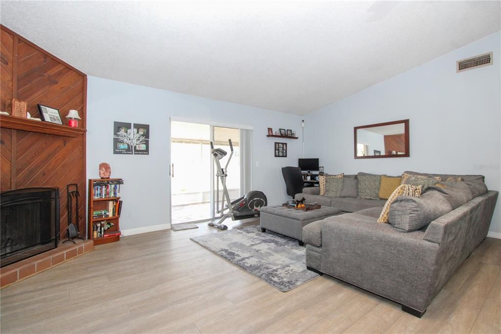 Под контрактом: $300,000 (3 спален, 2 ванн, 1168 Квадратных фут)