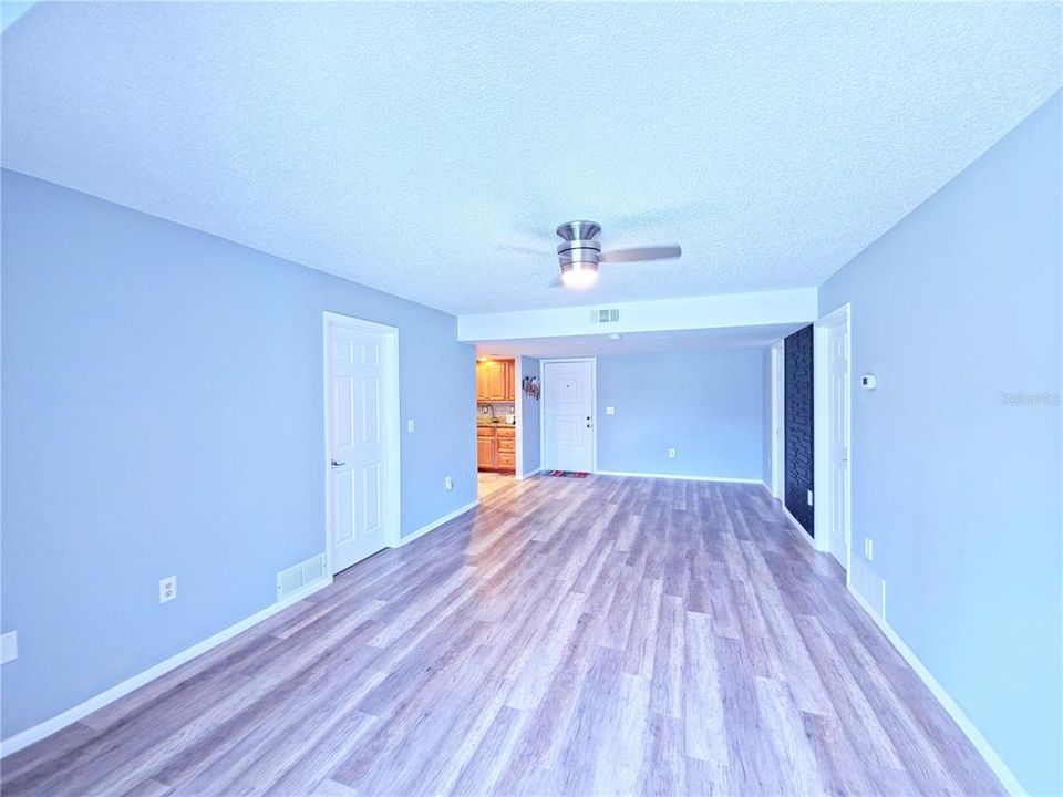 待售: $179,000 (2 贝兹, 2 浴室, 882 平方英尺)