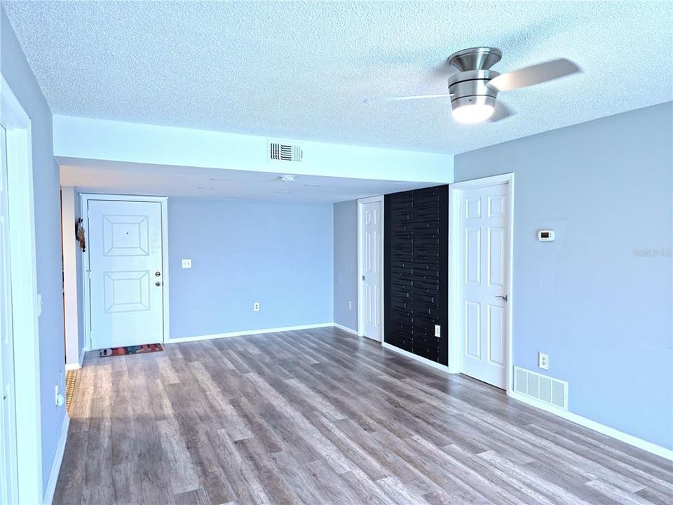 待售: $179,000 (2 贝兹, 2 浴室, 882 平方英尺)