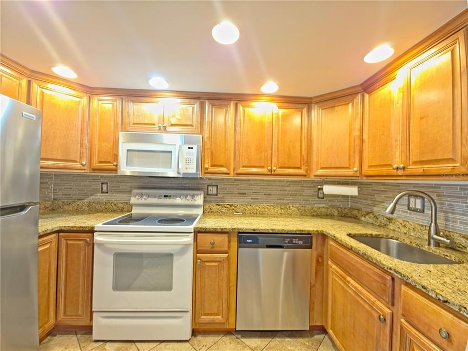 待售: $179,000 (2 贝兹, 2 浴室, 882 平方英尺)