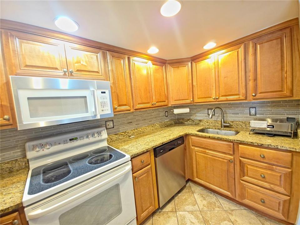 待售: $179,000 (2 贝兹, 2 浴室, 882 平方英尺)