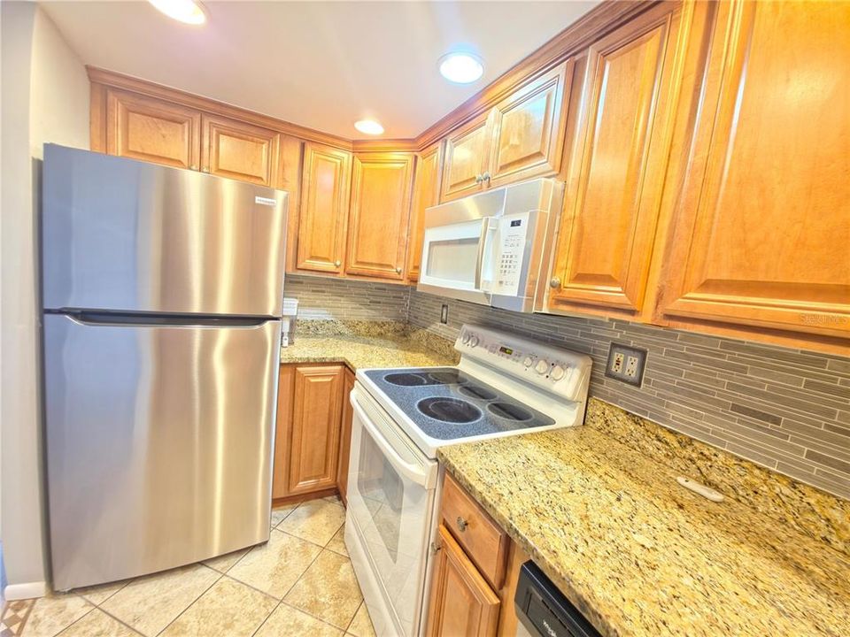 待售: $179,000 (2 贝兹, 2 浴室, 882 平方英尺)