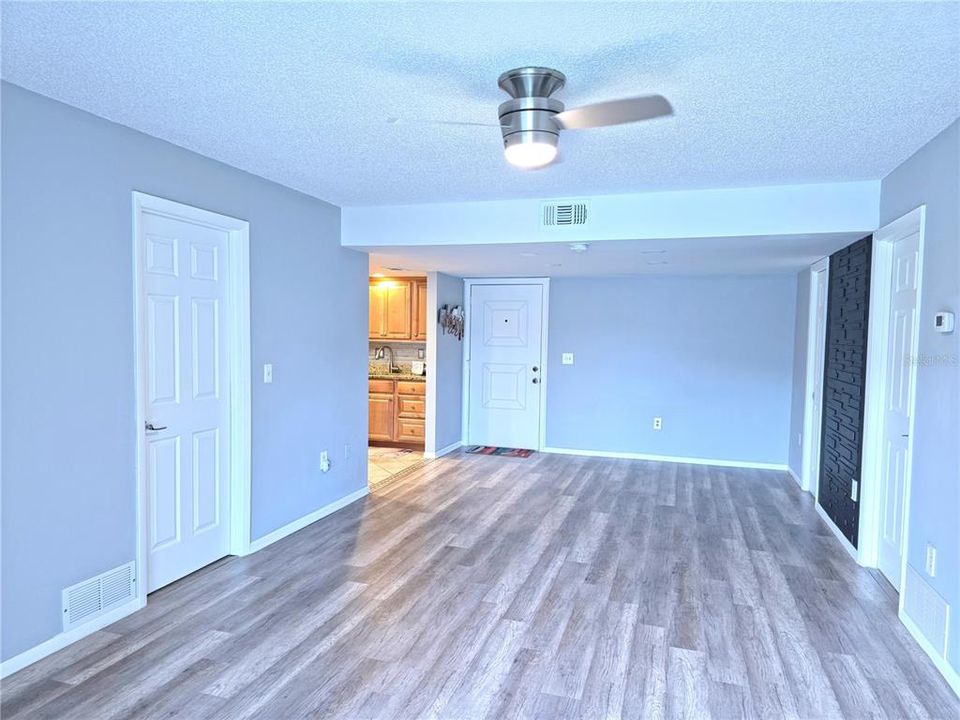 待售: $179,000 (2 贝兹, 2 浴室, 882 平方英尺)