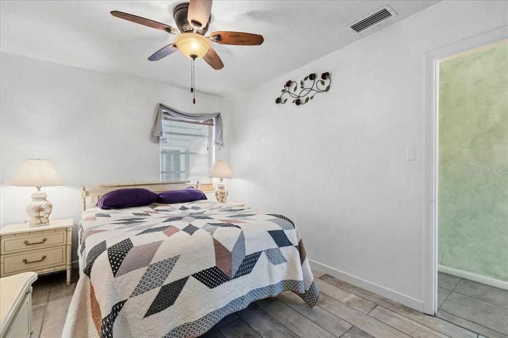 合同活跃: $189,900 (2 贝兹, 2 浴室, 1122 平方英尺)