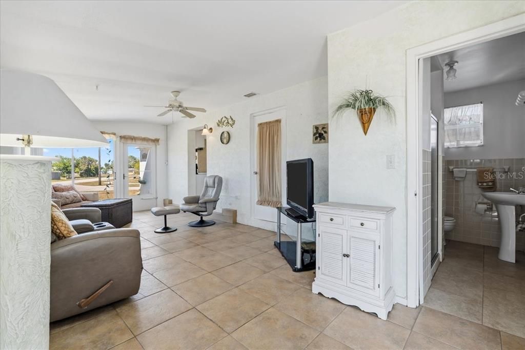 合同活跃: $189,900 (2 贝兹, 2 浴室, 1122 平方英尺)