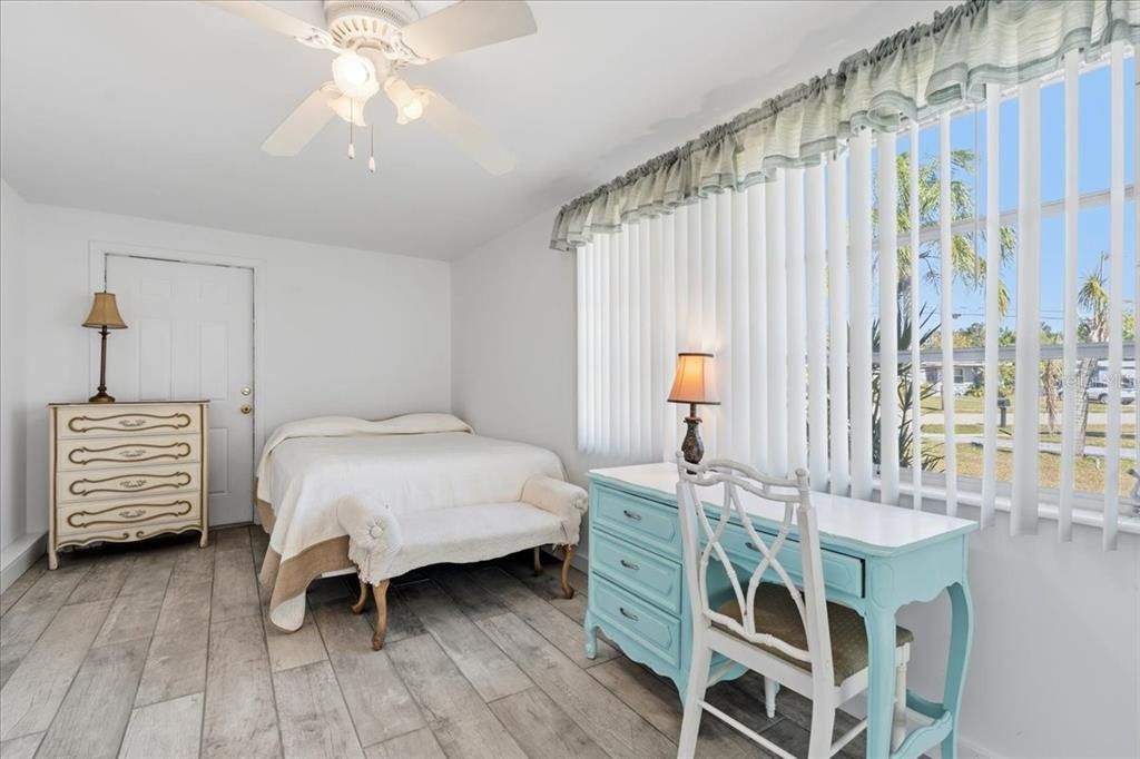 合同活跃: $189,900 (2 贝兹, 2 浴室, 1122 平方英尺)