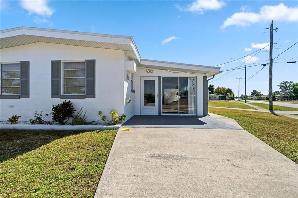 合同活跃: $189,900 (2 贝兹, 2 浴室, 1122 平方英尺)