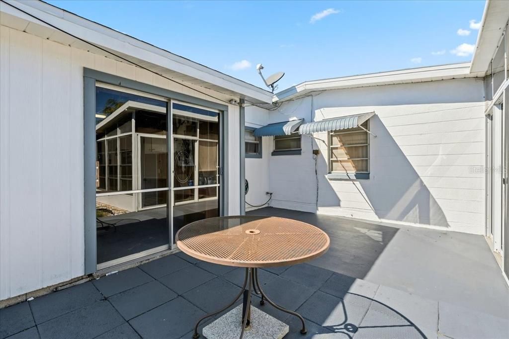 合同活跃: $189,900 (2 贝兹, 2 浴室, 1122 平方英尺)