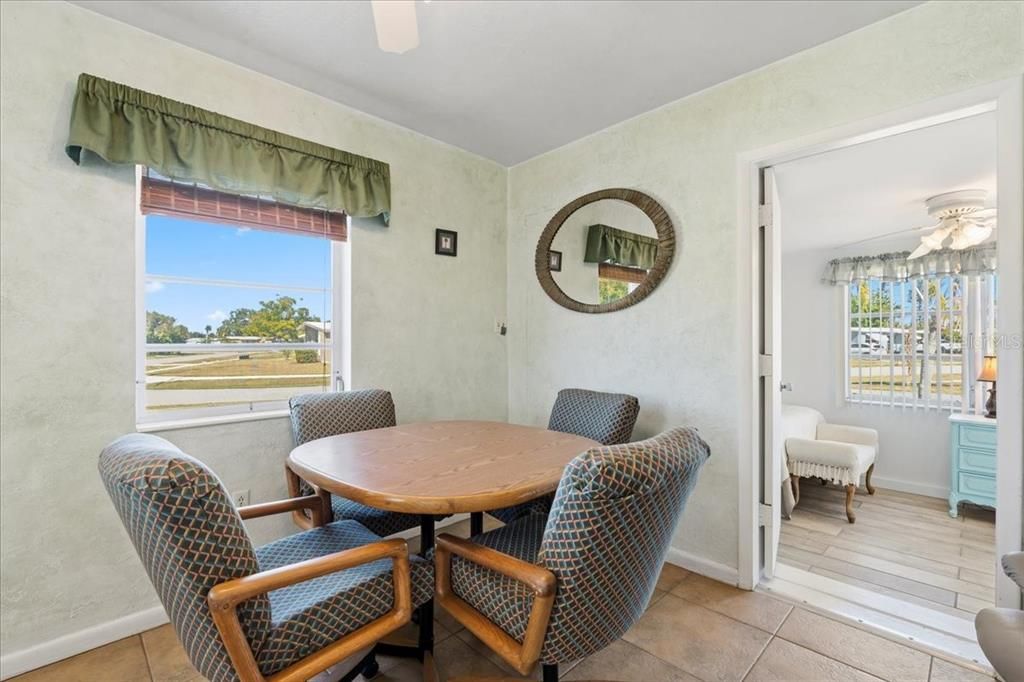 合同活跃: $189,900 (2 贝兹, 2 浴室, 1122 平方英尺)