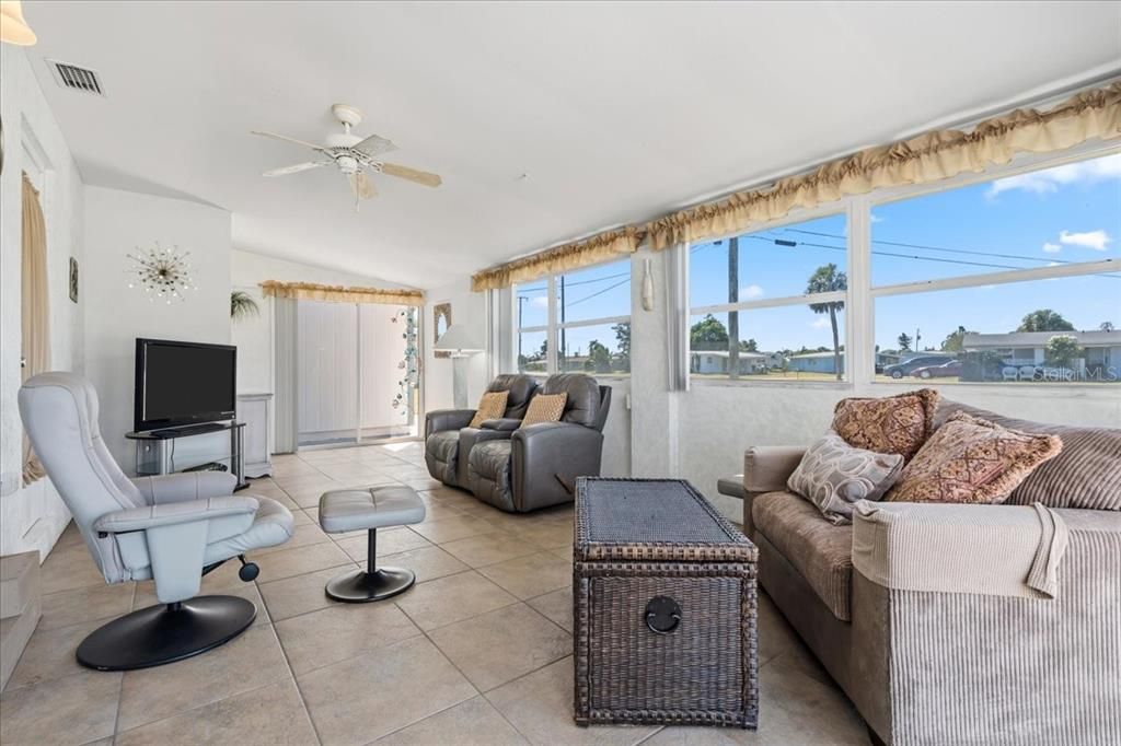 合同活跃: $189,900 (2 贝兹, 2 浴室, 1122 平方英尺)