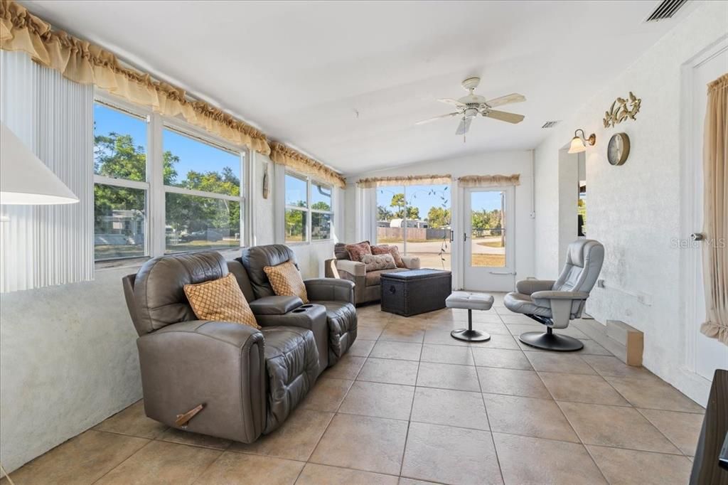 合同活跃: $189,900 (2 贝兹, 2 浴室, 1122 平方英尺)